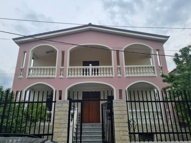 Tirane, shitet shtepi 3+1 Kati 0, 500 m² 450.000 Euro (Prane Pallatit te Brigadave)