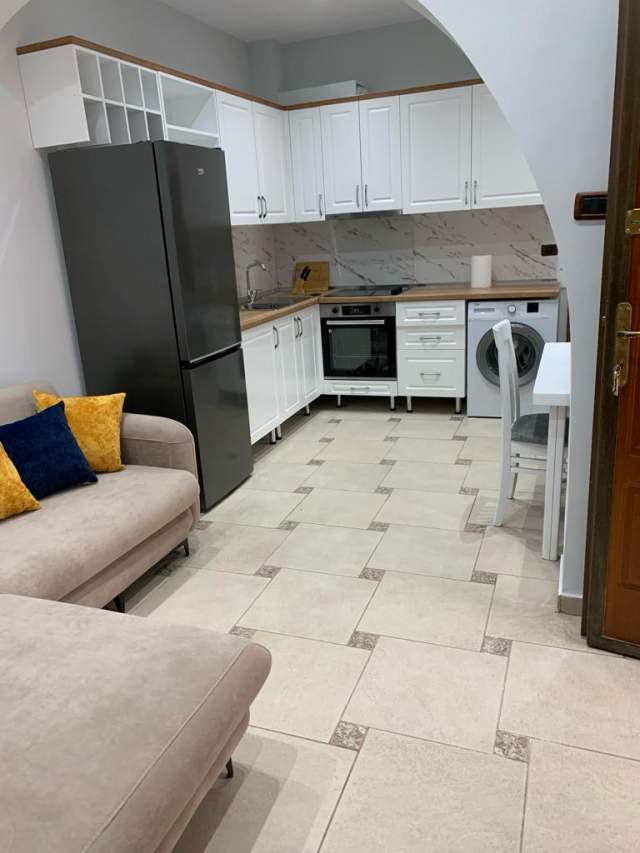 Tirane, jap me qera 1+1 Kati 2, 70 m² 40.000 Leke (Kristaq Capo)