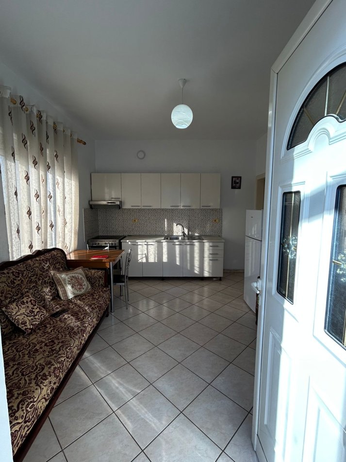 Tirane, jepet me qera apartament 1+1 Kati 2, 70 m² 320 € (Laprake)