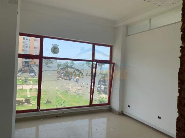 Durres, jepet me qera ambjent biznesi Kati 2, 281 m² 1.200 Euro (Rruga Taulantia)