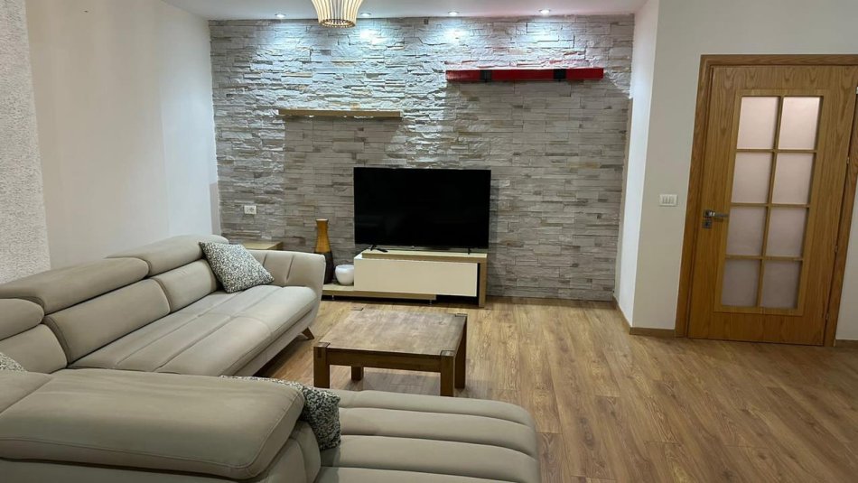 Tirane, jepet me qera apartament 2+1 Kati 7, 104 m² 650 € (Rr kavajes)