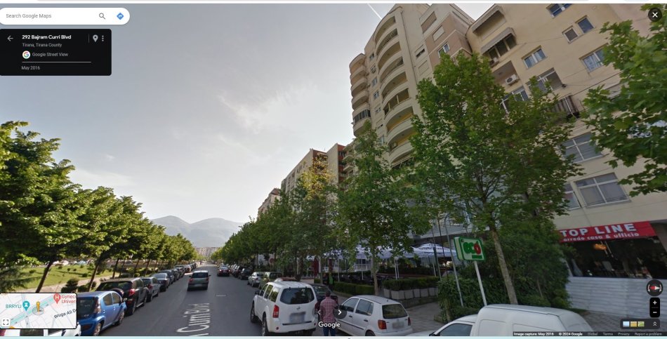 Me Qera: Njësi-Ambjent Biznesi/(zyre) me sipërfaqe 20m2, në katin e përdhes, buzë trotuarit, në Pallat Ri, Qera 250€/muaj blv. "Bajram Curri", 40m, nga kryqëzimi Ura-Brrylit, drejtimi/krahu Maternitetit të Ri "Koço Glozheni". Në një zonë mjaft të preferuar e me shumë avantazhe.