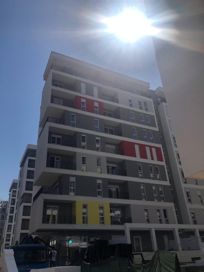 Me Qera te Kompleks Univers City/QTU: Apartament bosh +1 vend-parkim,tip1+1 koridor banjo, ballkon,sipërfaqe 65m2, kat 7-të, në pallat ri 9-kat, Qera 300 €/muaj, "Univers City" 450m rruga dytësore Tir-Durrës rr. Bylis/Industriale, tek QTU /Coca-Cola, si dhe 7-km ose 14-min me auto nga qendra Tiranës