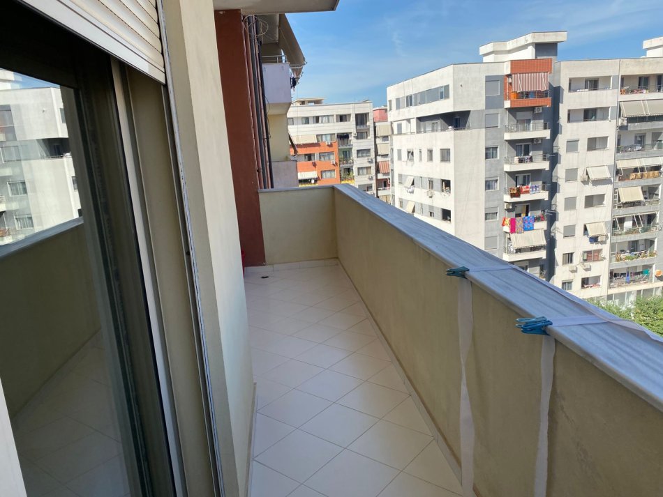Tirane, jepet me qera apartament 2+1+Ballkon Kati 6, 112 m² 500 € (ek Unaza re (Zona e Astirit)afer Hotel Marinaj Tirane.)
