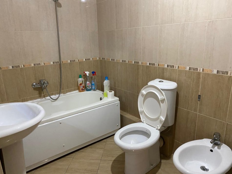 Tirane, jepet me qera apartament 2+1+Ballkon Kati 6, 112 m² 500 € (ek Unaza re (Zona e Astirit)afer Hotel Marinaj Tirane.)