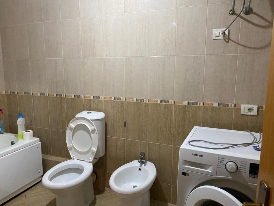 Tirane, jepet me qera apartament 2+1+Ballkon Kati 6, 112 m² 500 € (ek Unaza re (Zona e Astirit)afer Hotel Marinaj Tirane.)