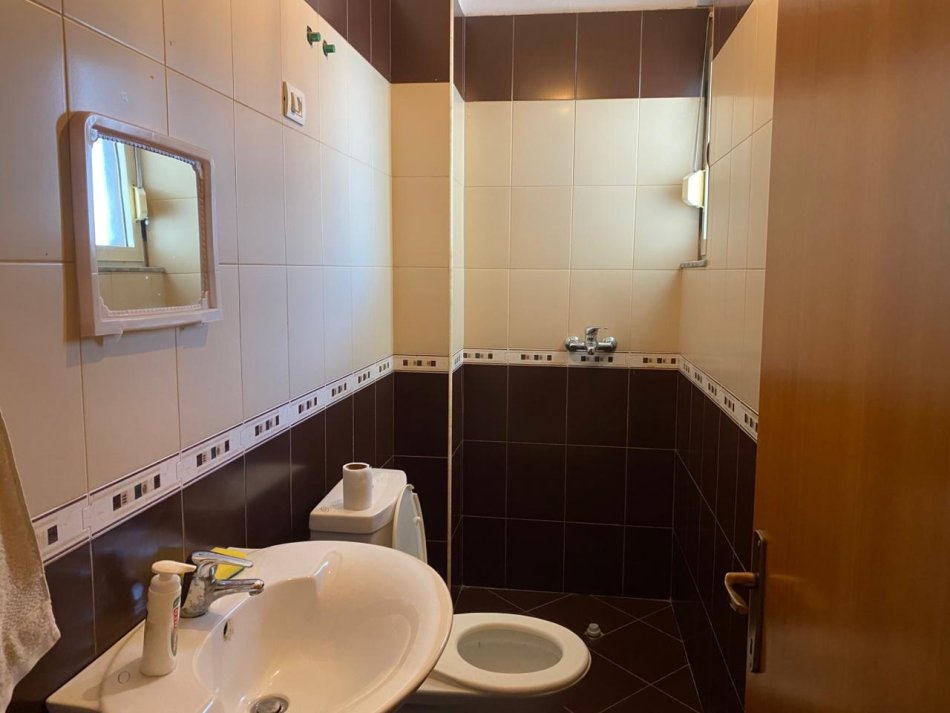 Tirane, jepet me qera apartament 2+1+Ballkon Kati 7, 110 m² 500 € (tek Unaza re (Zona e Astirit)afer Hotel Marinaj Tirane)