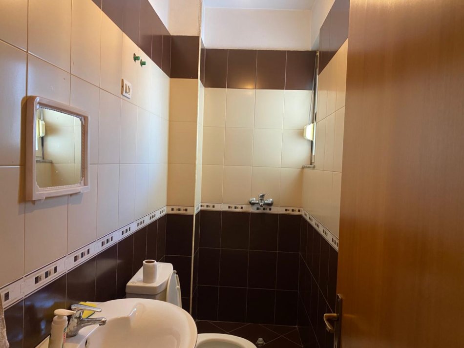 Tirane, jepet me qera apartament 2+1+Ballkon Kati 6, 112 m² 500 € (ek Unaza re (Zona e Astirit)afer Hotel Marinaj Tirane.)