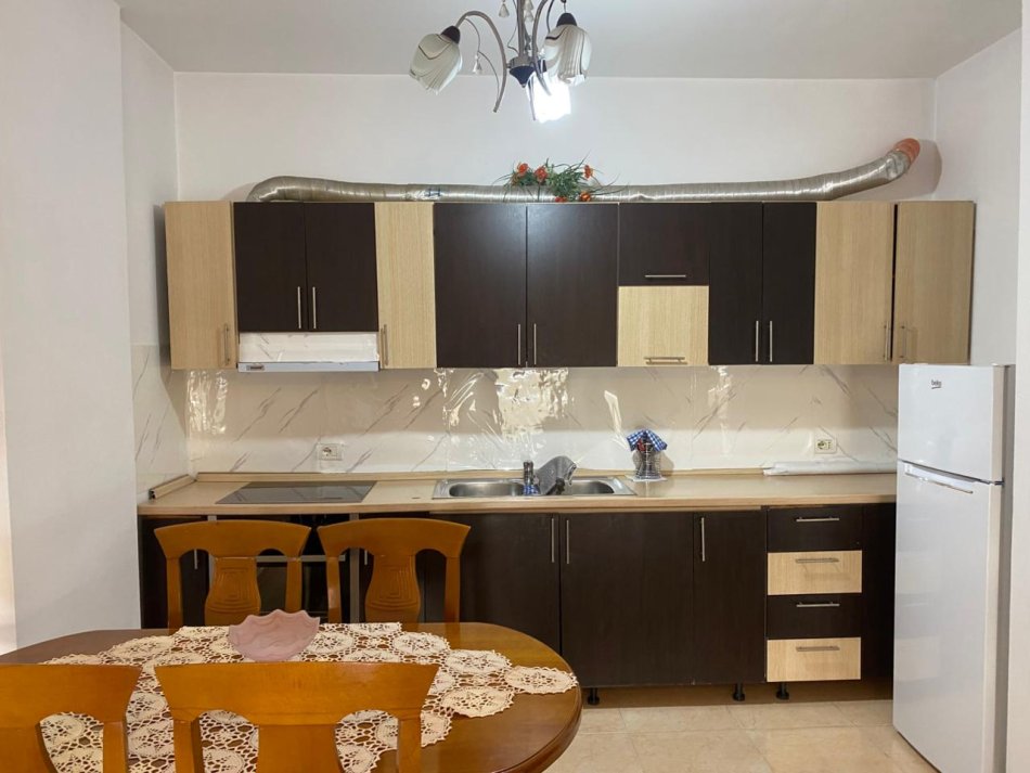 Tirane, jepet me qera apartament 2+1+Ballkon Kati 6, 112 m² 500 € (ek Unaza re (Zona e Astirit)afer Hotel Marinaj Tirane.)
