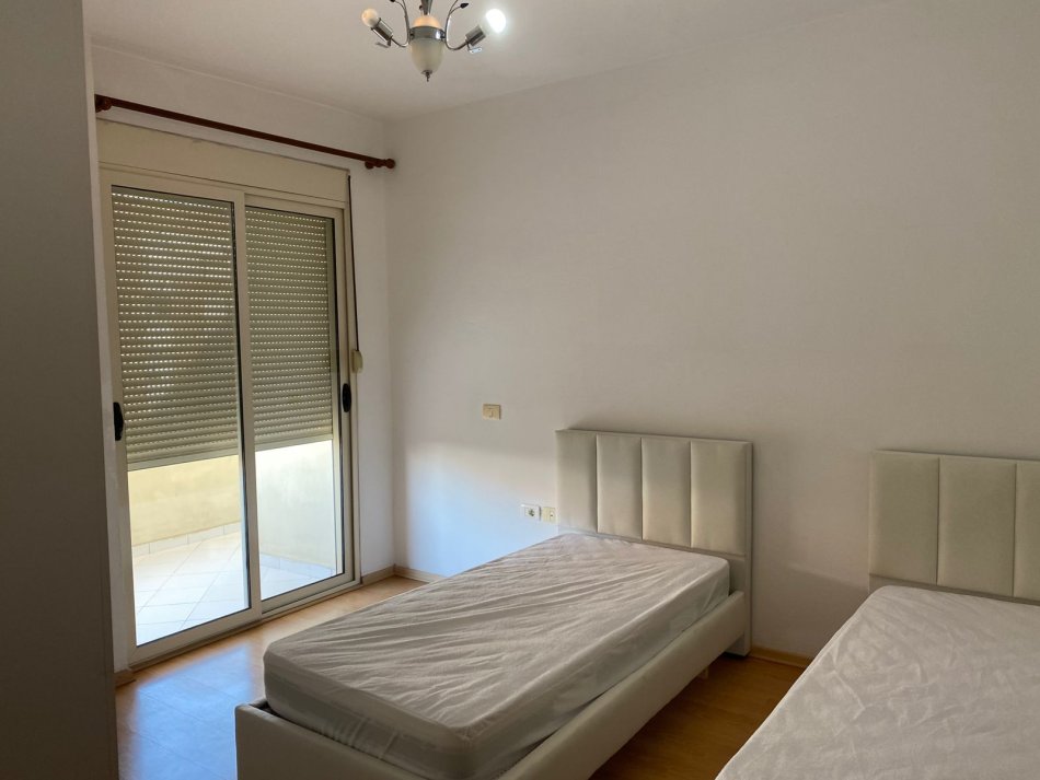 Tirane, jepet me qera apartament 2+1+Ballkon Kati 6, 112 m² 500 € (ek Unaza re (Zona e Astirit)afer Hotel Marinaj Tirane.)