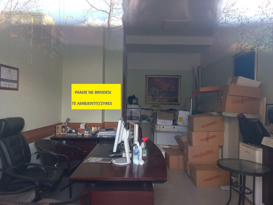 Me Qera: Njësi-Ambjent Biznesi/(zyre) me sipërfaqe 20m2, në katin e përdhes, buzë trotuarit, në Pallat Ri, Qera 250€/muaj blv. "Bajram Curri", 40m, nga kryqëzimi Ura-Brrylit, drejtimi/krahu Maternitetit të Ri "Koço Glozheni". Në një zonë mjaft të preferuar e me shumë avantazhe.