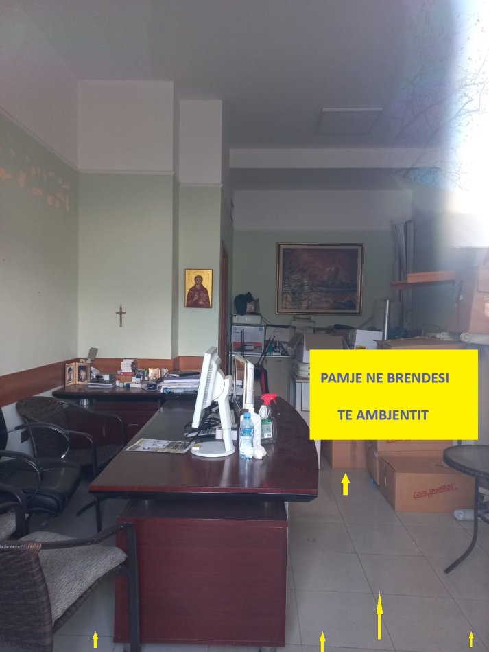 Me Qera: Njësi-Ambjent Biznesi/(zyre) me sipërfaqe 20m2, në katin e përdhes, buzë trotuarit, në Pallat Ri, Qera 250€/muaj blv. "Bajram Curri", 40m, nga kryqëzimi Ura-Brrylit, drejtimi/krahu Maternitetit të Ri "Koço Glozheni". Në një zonë mjaft të preferuar e me shumë avantazhe.