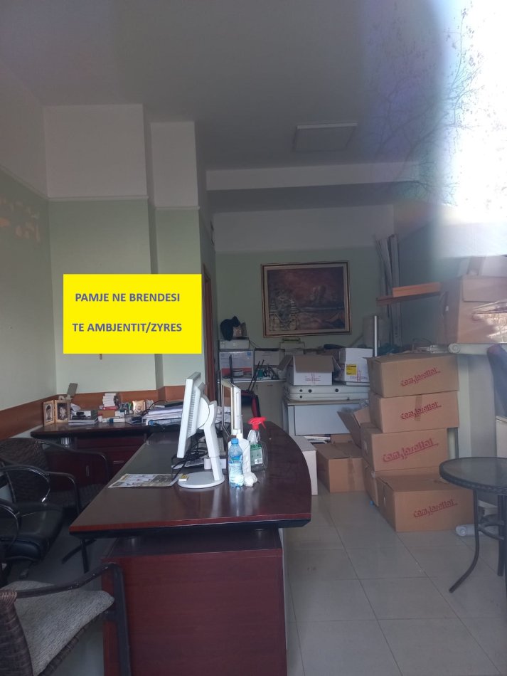Me Qera: Njësi-Ambjent Biznesi/(zyre) me sipërfaqe 20m2, në katin e përdhes, buzë trotuarit, në Pallat Ri, Qera 250€/muaj blv. "Bajram Curri", 40m, nga kryqëzimi Ura-Brrylit, drejtimi/krahu Maternitetit të Ri "Koço Glozheni". Në një zonë mjaft të preferuar e me shumë avantazhe.