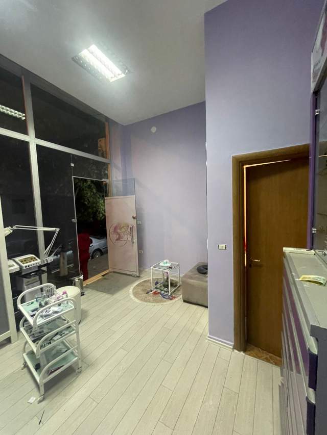 Tirane, shitet ambjent biznesi Kati 0, 20 m² 40.000 Euro (KRISTAL CENTER)