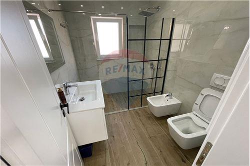 Tirane, jepet me qera apartament 2+1+Ballkon Kati 3, 125 m² 1.000 € (Qender)