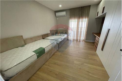 Tirane, jepet me qera apartament 2+1+Ballkon Kati 3, 125 m² 1.000 € (Qender)