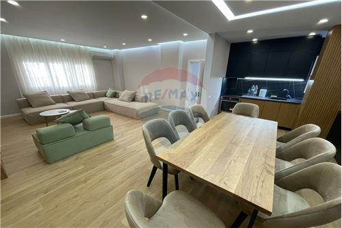Tirane, jepet me qera apartament 2+1+Ballkon Kati 3, 125 m² 1.000 € (Qender)
