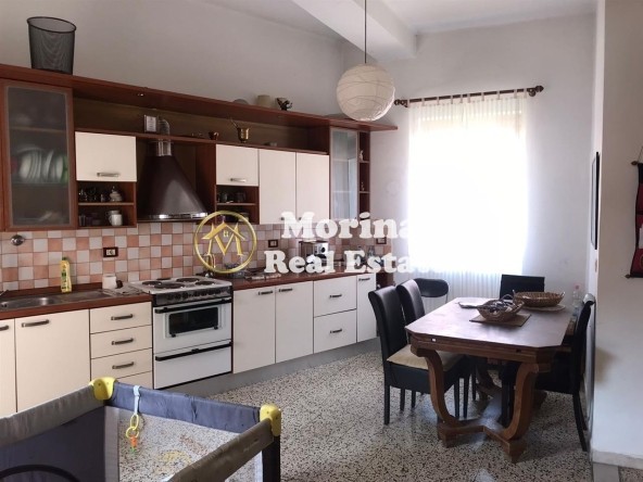 Tirane, jepet me qera apartament 3+1 Kati 3, 154 m² 800 € (Qender)