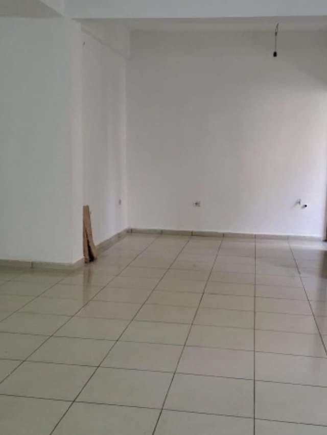 Tirane, jap me qera ambjent biznesi Kati 0, 101 m² 1.000 Euro (Muhamet Gjollesha)