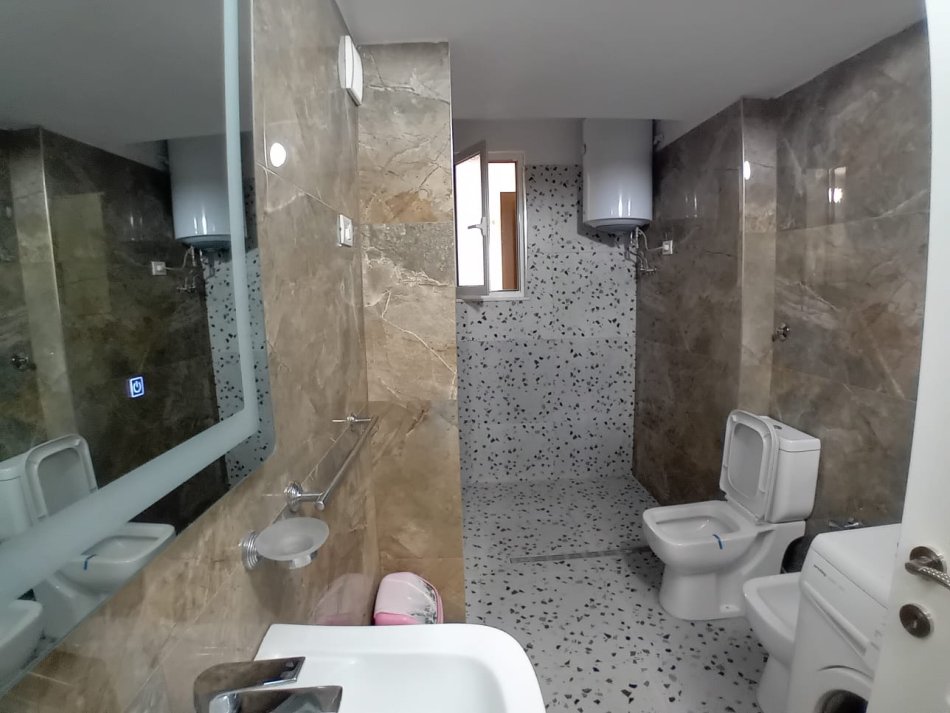 Tirane, jepet me qera apartament 3+1+Ballkon Kati 2, 100 m² 600 € (Xhanfize Keko Xhamllik)