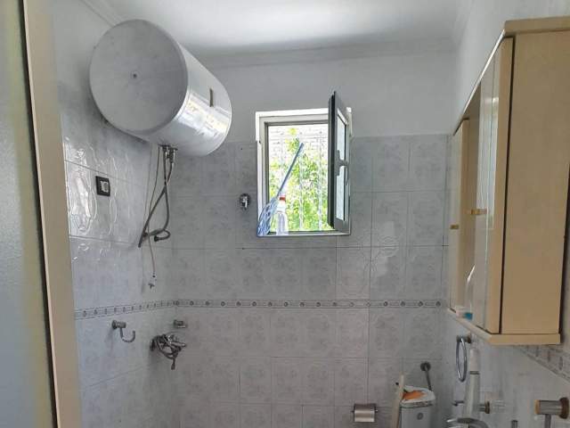 Tirane, jepet me qera apartament 1+1 Kati 1, 60 m² 33.000 Leke (niko avrami, allias)