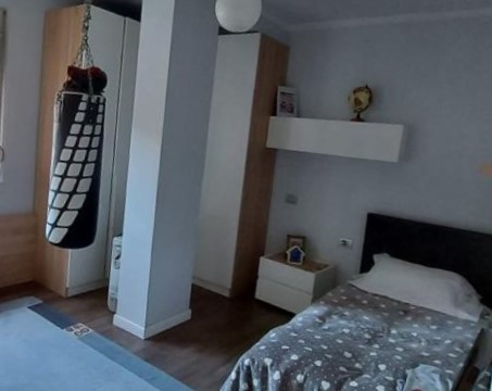 Tirane, jepet me qera apartament 2+1+Ballkon Kati 3, 100 m² 650 € (Vasil shanto)