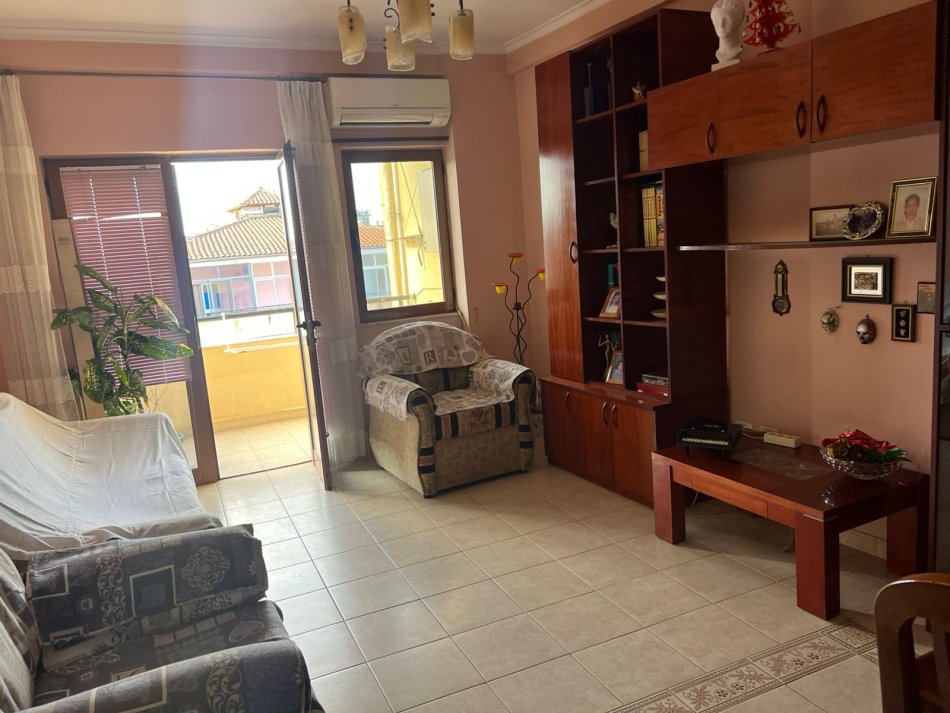 Tirane, jepet me qera apartament 1+1 Kati 5, 88 m² 400 € (Bardhyl)