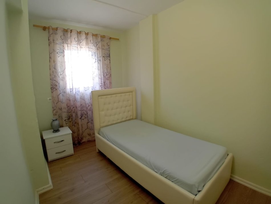 Tirane, jepet me qera apartament 3+1+Ballkon Kati 2, 100 m² 600 € (Xhanfize Keko Xhamllik)