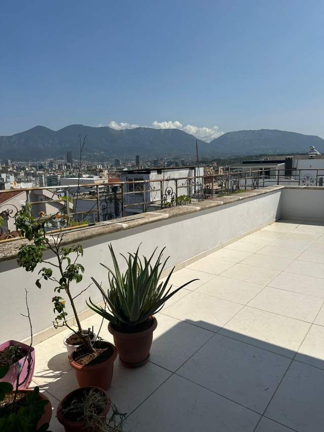 Tirane, jepet me qera apartament duplex 4+1+3+GARAZH Kati 5, 250 m² 700 Euro (ELEONORA)