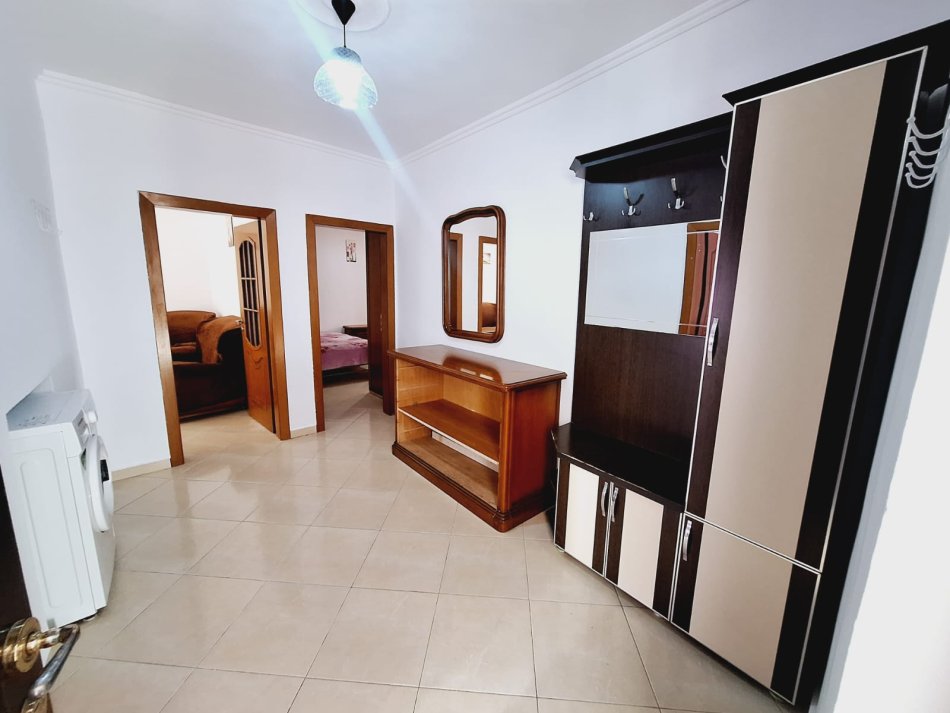 Tirane, jepet me qera apartament 2+1 Kati 4, 100 m² 470 € (Piacca - Qender)