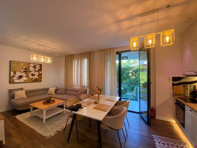 Tirane, jepet me qera apartament 2+1 Kati 1, 89 m² 950 Euro (Naim Frasheri)