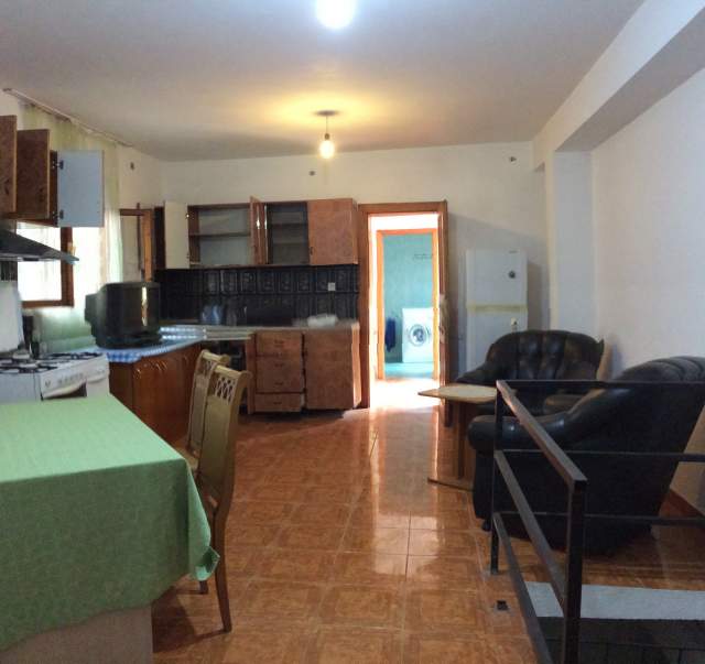 Tirane, jap me qera Shtepi private 2+1,+oborr 30.000 Leke (Prane Sheshit "Shqiponja", Laprake)