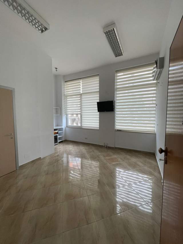 Tirane, jepet me qera zyre Kati 2, 30 m² 300 Euro (Rruga “Myslym Shyri”)