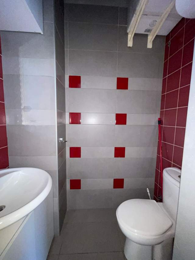 Tirane, jepet me qera zyre Kati 2, 30 m² 300 Euro (Rruga “Myslym Shyri”)