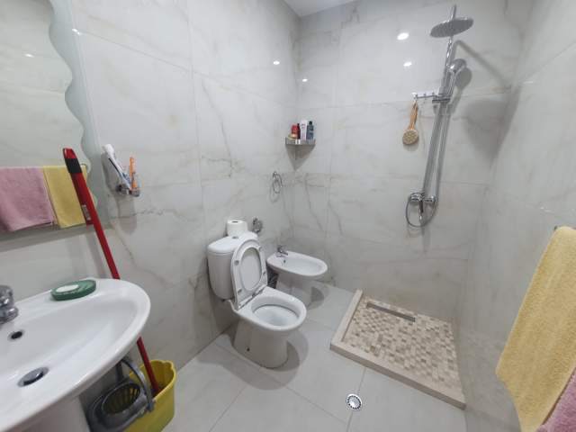 Tirane, jepet me qera apartament 2+1 Kati 10, 130 m² 1.200 Euro (“Rruga e Barrikadave”)