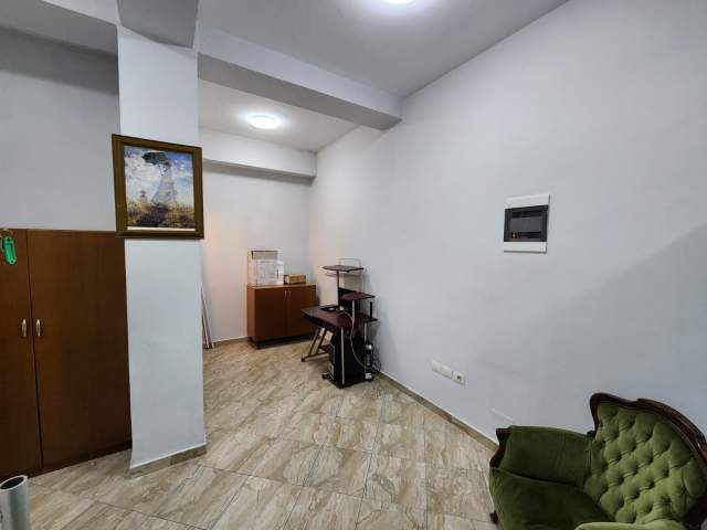 Tirane, jepet me qera zyre Kati 2, 26 m² 220 Euro (Gjykata e Rrethit Gjyqsor)