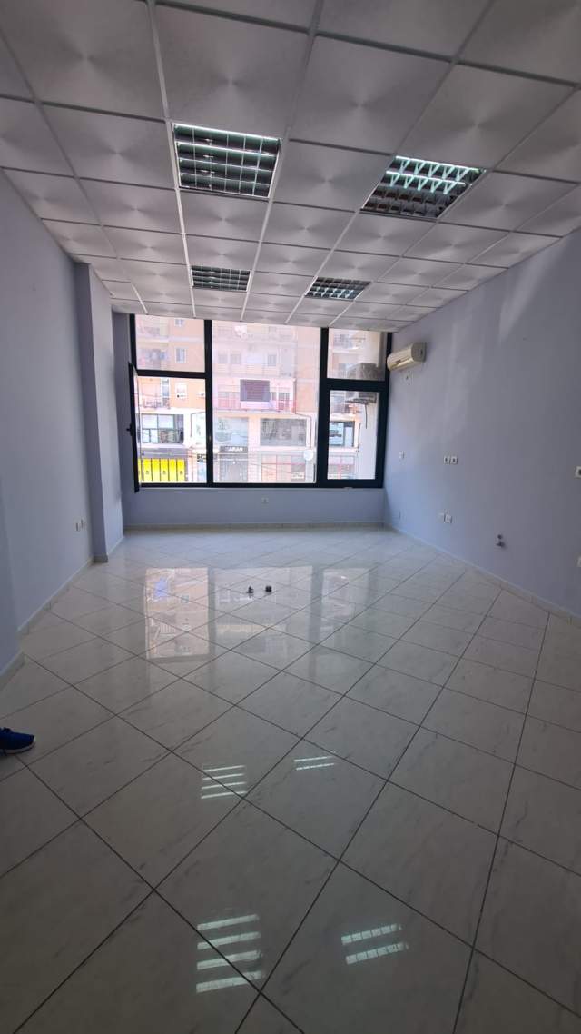 Tirane, jepet me qera zyre Kati 2, 30 m² 350 Euro (Don Bosko)