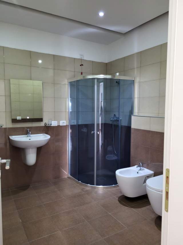 Tirane, jepet me qera apartament 2+1 Kati 7, 132 m² 800 Euro (Zogu i Zi)