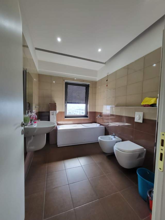 Tirane, jepet me qera apartament 2+1 Kati 7, 132 m² 800 Euro (Zogu i Zi)
