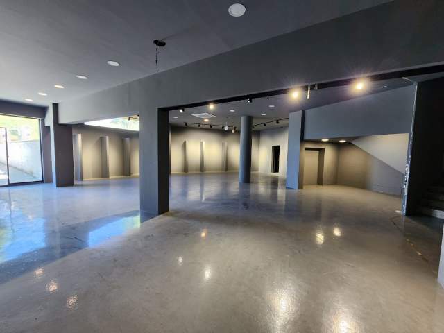 Tirane, jepet me qera magazine 500 m² 1.800 Euro (Autostrada Tirane-Durres)
