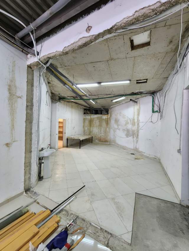 Tirane, jepet me qera magazine 500 m² 1.800 Euro (Autostrada Tirane-Durres)