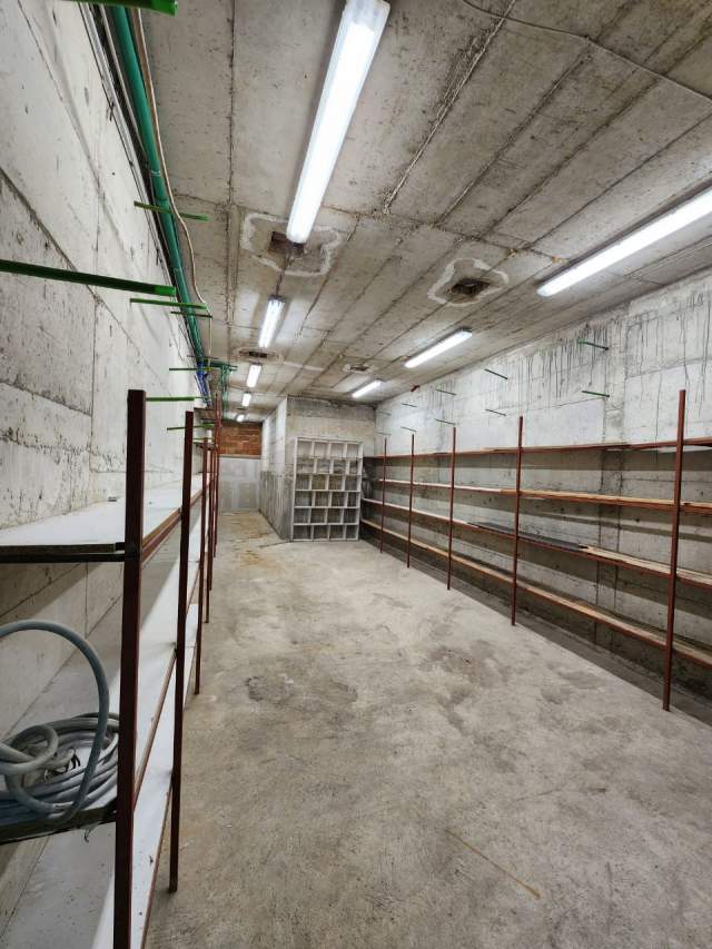 Tirane, jepet me qera magazine 500 m² 1.800 Euro (Autostrada Tirane-Durres)