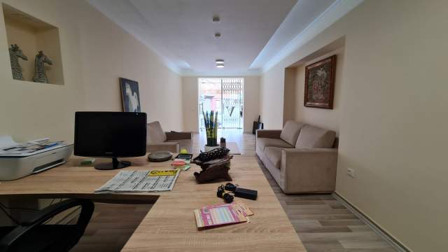 Tirane, jepet me qera zyre Kati 0, 40 m² 400 Euro (Komuna e Parisit)