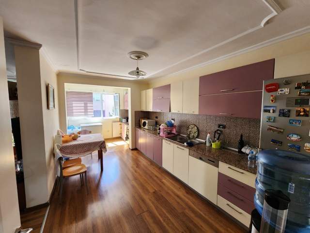 Tirane, jepet me qera apartament 3+1+BLK Kati 3, 209 m² 1.000 Euro (Laprakë)