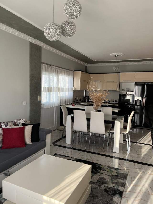 Tirane, jepet me qera apartament 3+1+BLK Kati 3, 130 m² 500 Euro (Fresku)