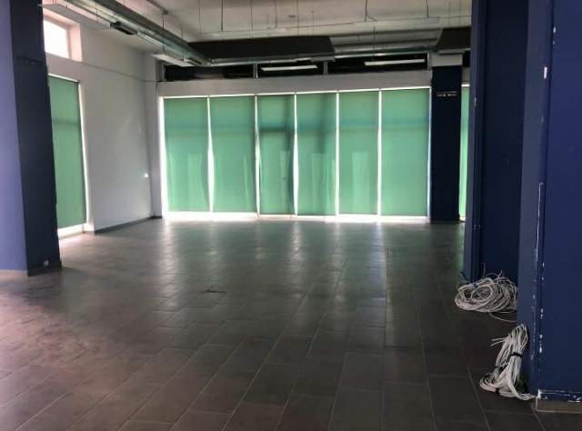 Tirane, jepet me qera magazine Kati 1, 389 m² 2.000 Euro (Jordan Misja)