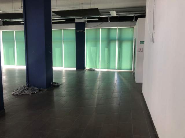 Tirane, jepet me qera magazine Kati 1, 389 m² 2.000 Euro (Jordan Misja)