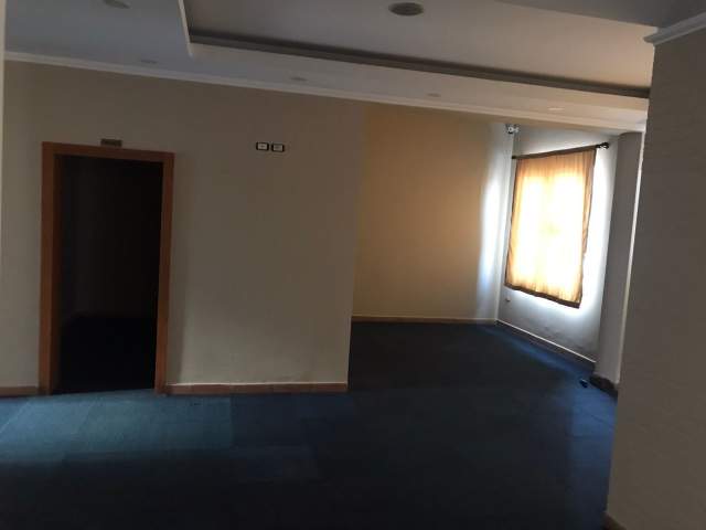 Tirane, jepet me qera magazine Kati 0, 400 m² 4.000 Euro (Jordan Misja)