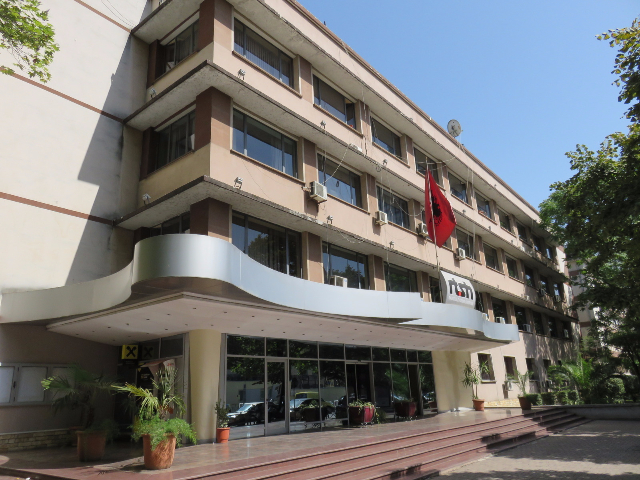 Tirane, jepet me qera dyqan Kati 0, 160 m² 1.000 Euro (RTSH)