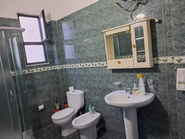 Tirane, jepet me qera 2+1+BLK Kati 2, 100 m² 450 Euro (Rruga Hoxhë Vokrri)